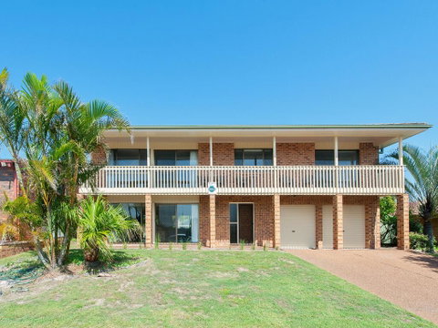 31 Kerrigan St - Large Home With Water Views & Boat Parking - Accommodation Coffs Harbour 1