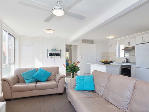 4 'Shoreline' 7 Victoria Parade - Views Over Fly Point And Marina - Accommodation Coffs Harbour 2