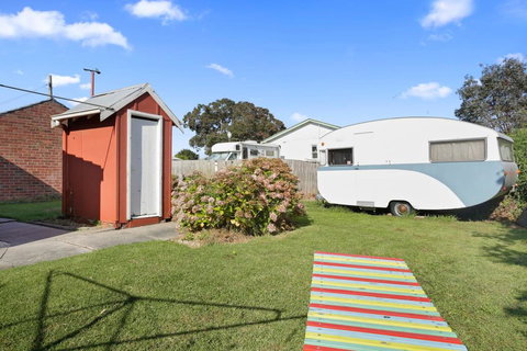 4 MONTROSE AVE - Retro Home In The Heart Of Town - Accommodation Coffs Harbour 3