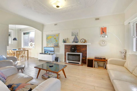 4 MONTROSE AVE - Retro Home In The Heart Of Town - Accommodation Coffs Harbour 0