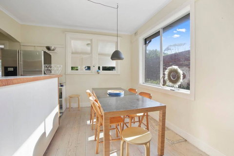 4 MONTROSE AVE - Retro Home In The Heart Of Town - Accommodation Coffs Harbour 2