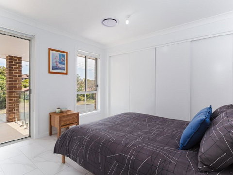 5 Bent Street - Huge House With Foxtel & Aircon - Accommodation Coffs Harbour 3