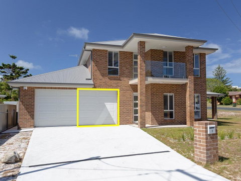 5 Bent Street - Huge House With Foxtel & Aircon - Accommodation Coffs Harbour 0