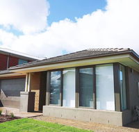5Bed 2Bath Family House in Werribee - Accommodation Coffs Harbour