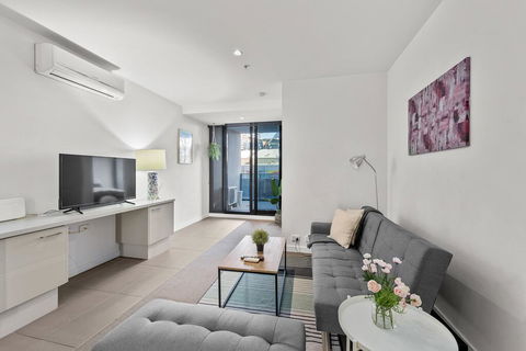 A Bright & Airy CBD Apt Next To Southern Cross - Accommodation Coffs Harbour 0