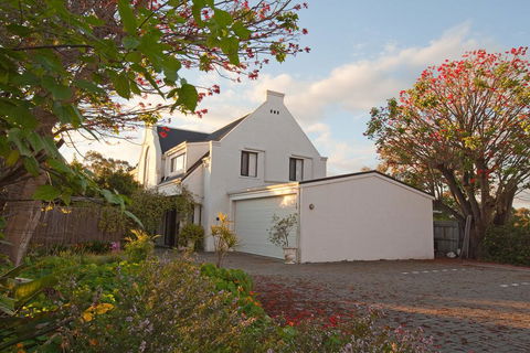 Aarn House B&B Airport Accommodation - Accommodation Coffs Harbour 2