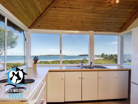Absolute Beachfront 3BR 2BA Home W/ Beach Track - Accommodation Coffs Harbour 3