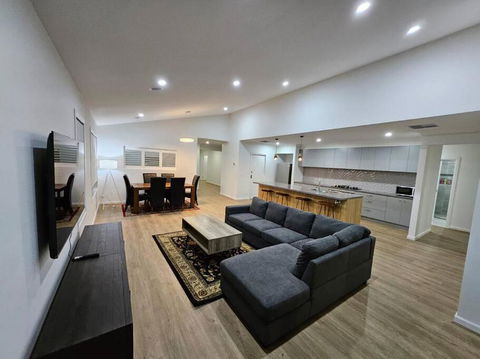 E 4 Room Retreat Family Friendly - Accommodation Coffs Harbour 0