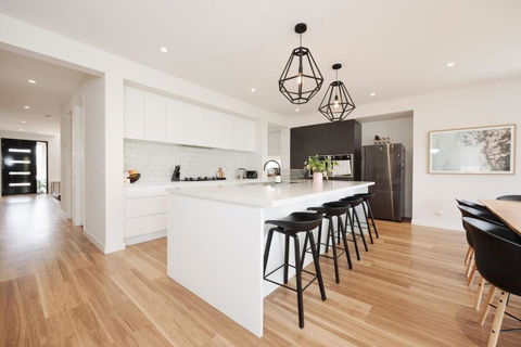 EDEN Spacious Torquay Family Escape - Accommodation Coffs Harbour 4