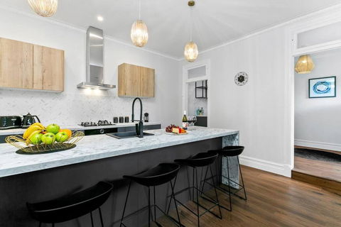 EDW19 - Stylish 2-Bed, 2-Bath Townhose In Drummoyne - Accommodation Coffs Harbour 0