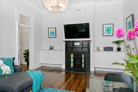 EDW19 - Stylish 2-Bed, 2-Bath Townhose In Drummoyne - Accommodation Coffs Harbour 2