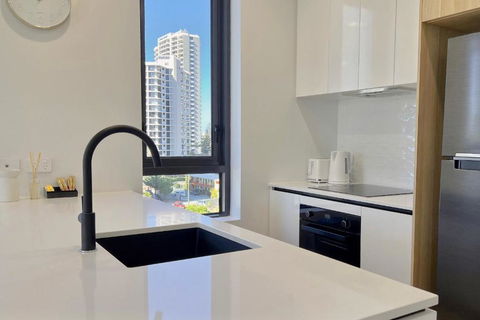 E.S. Surfers Paradise - Accommodation Coffs Harbour 2