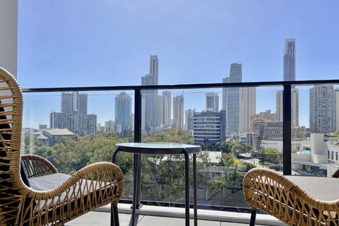 E.S. Surfers Paradise - Accommodation Coffs Harbour 4