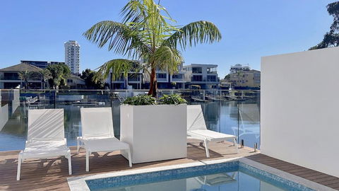 E.S. Surfers Paradise - Accommodation Coffs Harbour 0