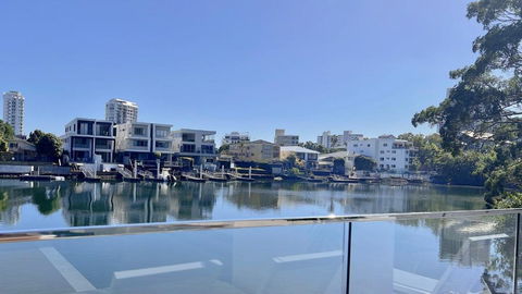 E.S. Surfers Paradise - Accommodation Coffs Harbour 1