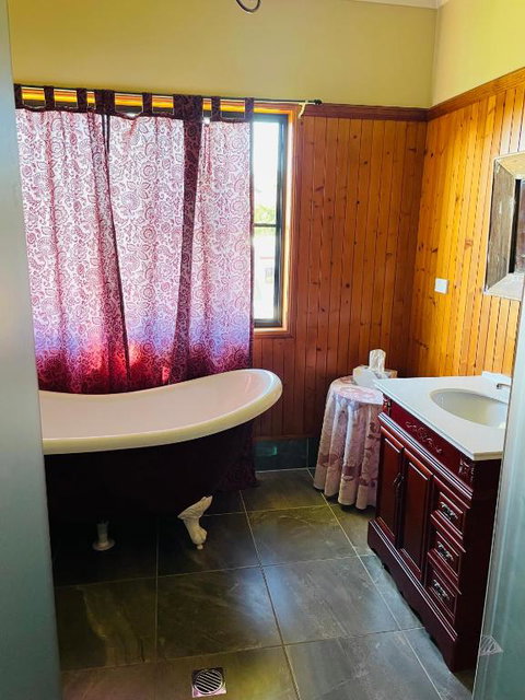 GOLDEN LACE B&B - Accommodation Coffs Harbour 3