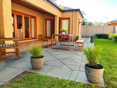 Grand Retreat In Peaceful Street - Accommodation Coffs Harbour 1