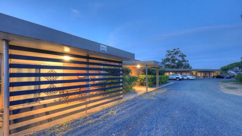 Hilldrop Motor Inn - Accommodation Coffs Harbour 2