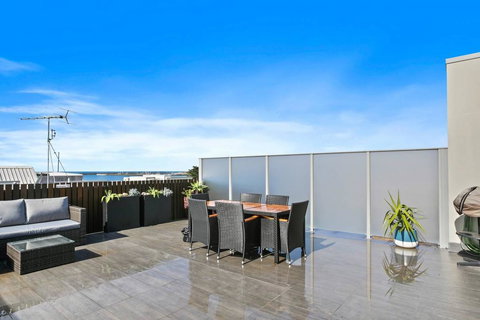 APOLLO 13 PENTHOUSE - Free Wifi & Huge Terrace! - Accommodation Coffs Harbour 3