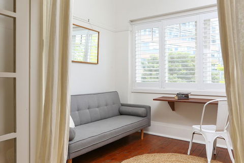 Art Deco Oasis Minutes From The City - Accommodation Coffs Harbour 2
