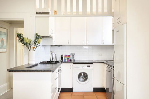 Art Deco Oasis Minutes From The City - Accommodation Coffs Harbour 3