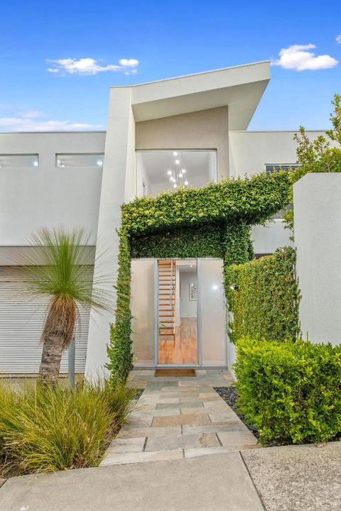 Luxurious Terrace Hideaway With A Heated Pool - Accommodation Coffs Harbour 2