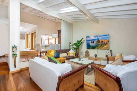Luxury Retreat Home - 4bed House W/Parking - Mins From CBD - Accommodation Coffs Harbour 0