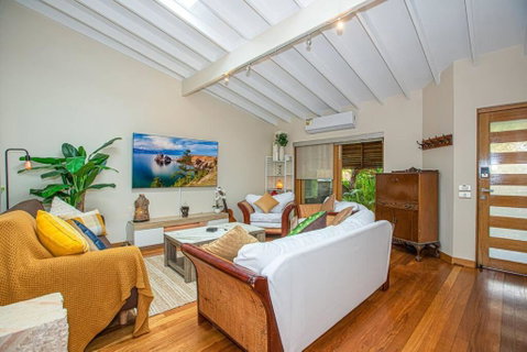 Luxury Retreat Home - 4bed House W/Parking - Mins From CBD - Accommodation Coffs Harbour 2