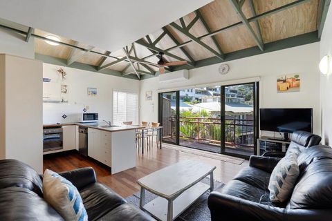 MAIN STAY - 100m To Patrolled Beach, Pool, Wifi, Close To Cafes - Accommodation Coffs Harbour 0