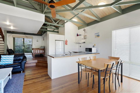MAIN STAY - 100m To Patrolled Beach, Pool, Wifi, Close To Cafes - Accommodation Coffs Harbour 3