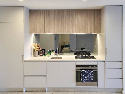 Modern Elegance: 2 Bedroom Oasis W/ Free Parking - Accommodation Coffs Harbour 1
