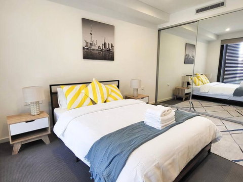 Modern Elegance: 2 Bedroom Oasis W/ Free Parking - Accommodation Coffs Harbour 0