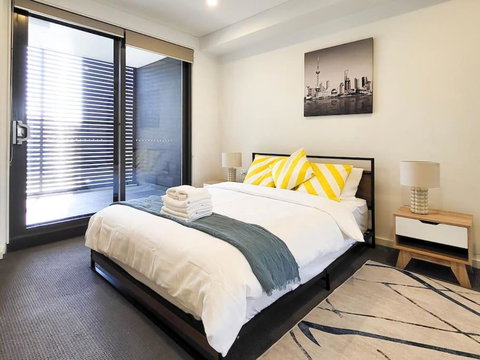 Modern Elegance: 2 Bedroom Oasis W/ Free Parking - Accommodation Coffs Harbour 2