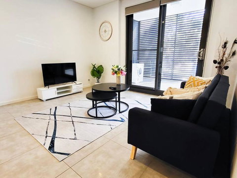 Modern Elegance: 2 Bedroom Oasis W/ Free Parking - Accommodation Coffs Harbour 3