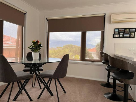 Modern Light Filled Home Near Beaches - Accommodation Coffs Harbour 3