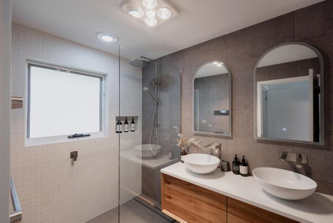 Modern Refurbished Unit In Charming Bellerive - Accommodation Coffs Harbour 1