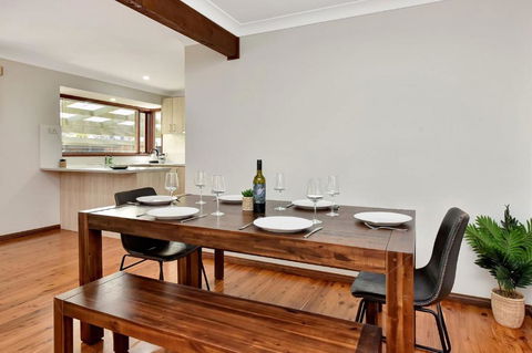 NEW PropertyBreezy Bayside Haven At Brightwaters - Accommodation Coffs Harbour 3