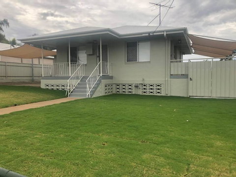 Mt Isa - Emerald Gem 3 Bedroom Home QUIET AREA - Accommodation Coffs Harbour 0
