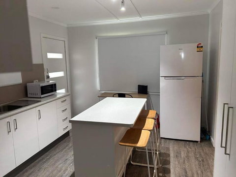 Mt Isa - Emerald Gem 3 Bedroom Home QUIET AREA - Accommodation Coffs Harbour 2