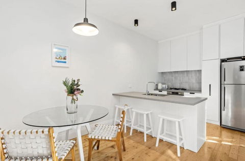 NEWLY RENOVATED LARGE 3.5 BDRM HOUSE! BEST OF MELB - Accommodation Coffs Harbour 2