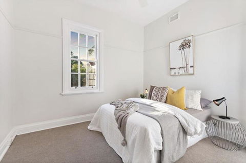 NEWLY RENOVATED LARGE 3.5 BDRM HOUSE! BEST OF MELB - Accommodation Coffs Harbour 3