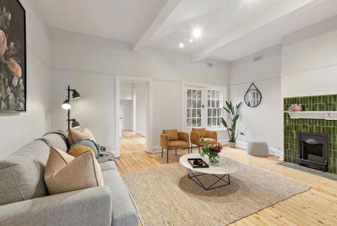 NEWLY RENOVATED LARGE 3.5 BDRM HOUSE! BEST OF MELB - Accommodation Coffs Harbour 0