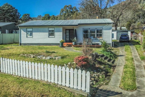 Mount Beauty 3BR Home - Accommodation Coffs Harbour 0