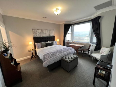 Number 10 -King Bed With Breakfast - Accommodation Coffs Harbour 0