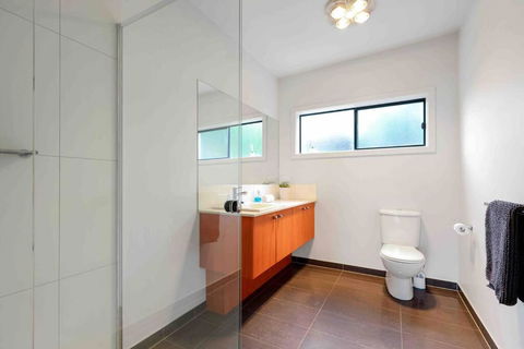 Ocean Escape- 5 Bedroom, 3 Bath- Sleeps 11 - Accommodation Coffs Harbour 3