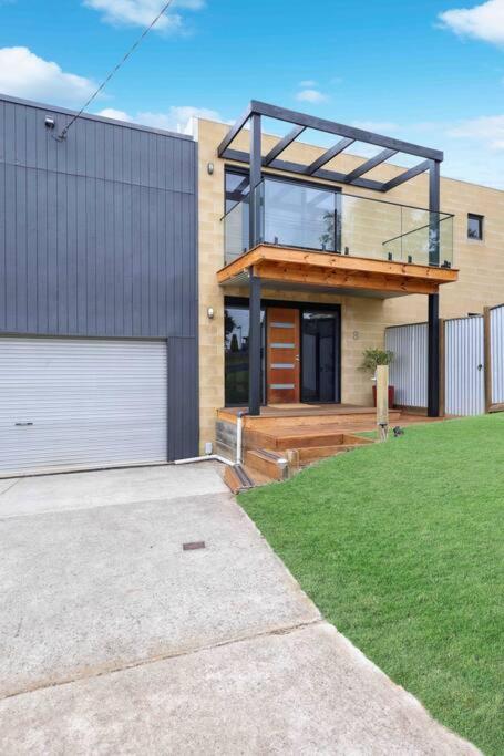 Ocean Escape- 5 Bedroom, 3 Bath- Sleeps 11 - Accommodation Coffs Harbour 0