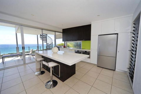 Oceanside 4 Bedrooms - Accommodation Coffs Harbour 1