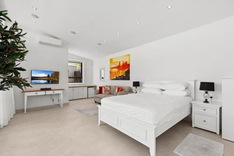 Outstanding 4-Bed Home With Garden Pool & More - Accommodation Coffs Harbour 3