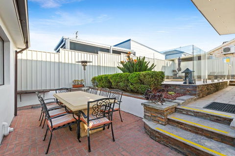 Outstanding 4-Bed Home With Garden Pool & More - Accommodation Coffs Harbour 1