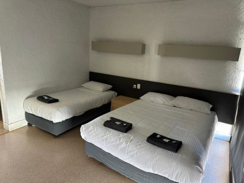 Overlander Hotel - Accommodation Coffs Harbour 2